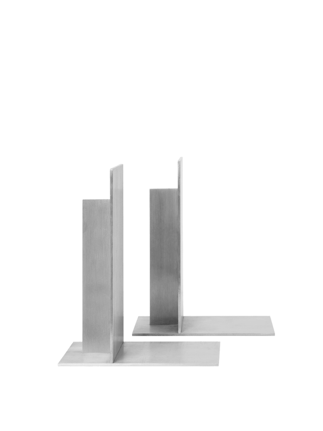 ferm LIVING Lager Buchstützen aus Aluminium im 2er-Set, Schrägansicht