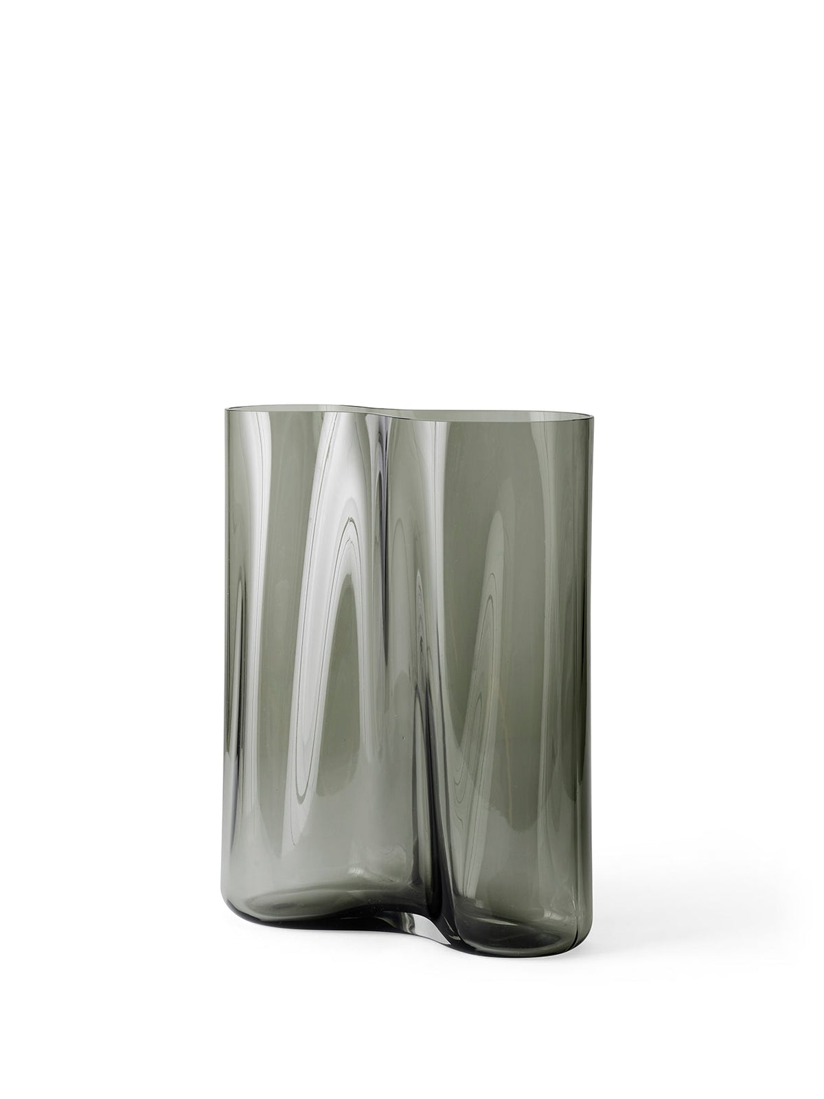 Audo Copenhagen Aer Vase aus rauchgrauem Glas, Höhe 33 cm, freigestellt vor weißem Hintergrund