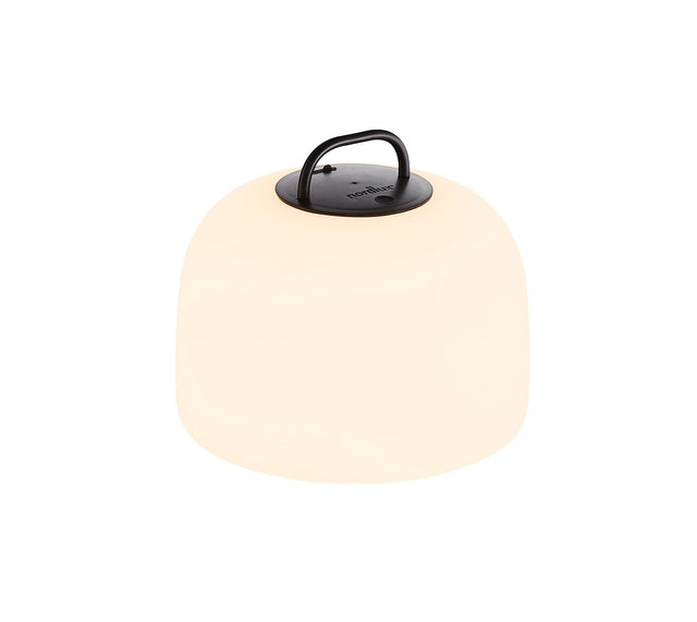 Nordlux Kettle To-Go 22 Akkuleuchte mit weißem Schirm und schwarzem Deckel vor weißem Hintergrund
