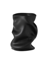 Audo Copenhagen Collapse Vase aus schwarzer Keramik, Höhe 20 cm, freigestellt vor weißem Hintergrund