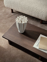 ferm LIVING Dedali Vase als Teil einer Wohnaccessoire-Komposition