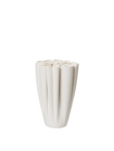 ferm LIVING Dedali Vase aus Steinzeug in Wollweiß, Höhe 25 cm, freigestellt vor weißem Hintergrund