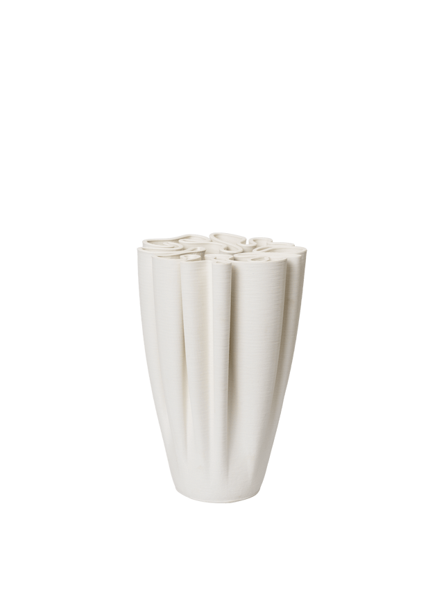 ferm LIVING Dedali Vase aus Steinzeug in Wollweiß, Höhe 25 cm, freigestellt vor weißem Hintergrund