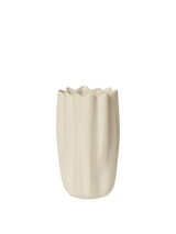 ferm LIVING Nium Vase aus Steingut in Off-White, Höhe 23 cm, freigestellt vor weißem Hintergrund