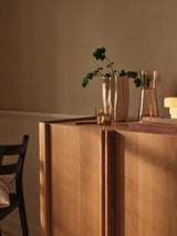 ferm LIVING Nium Vase mit Blumen in einem Wohnraum