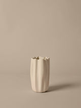 Detailaufnahme der gefalteten Oberfläche der ferm LIVING Nium Vase