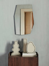 ferm LIVING Shard Spiegel Schwarz an der Wand im Wohnraum