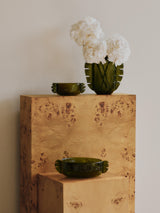 Alas Vase von ferm LIVING mit Blumen auf einem Tisch