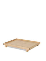 ferm LIVING Bon Holztablett large aus Eiche in Schrägansicht
