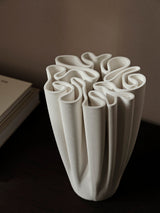 Dedali Vase von ferm LIVING im Wohnraum arrangiert