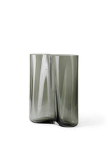 Audo Copenhagen Aer Vase aus rauchgrauem Glas, Höhe 33 cm, freigestellt vor weißem Hintergrund