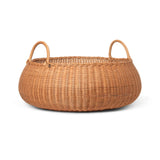 ferm LIVING Braided Aufbewahrungskorb aus Rattan vor weißem Hintergrund