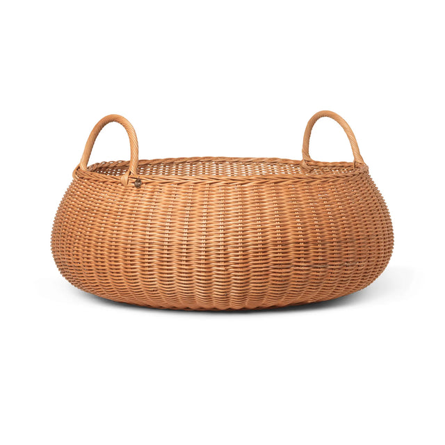 ferm LIVING Braided Aufbewahrungskorb aus Rattan vor weißem Hintergrund