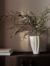 ferm LIVING Dedali Vase mit Trockenzweigen auf einem dunklen Sideboard
