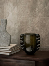 Alas Vase von ferm LIVING in Moosgrün aus einer zweiten Perspektive