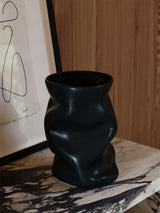 Collapse Vase von Audo Copenhagen in Schwarz auf einer Marmorablage im Wohnraum