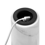 Detailaufnahme des USB-C-Ladeanschlusses im Marmorsockel der New Works Kizu Portable