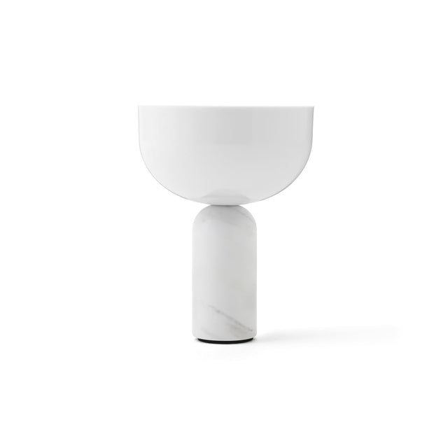 New Works Kizu Portable Tischleuchte mit weißem Marmorsockel freigestellt vor weißem Hintergrund