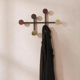Afteroom Wandgarderobe an einer Wand montiert, daran hängt ein dunkler Mantel